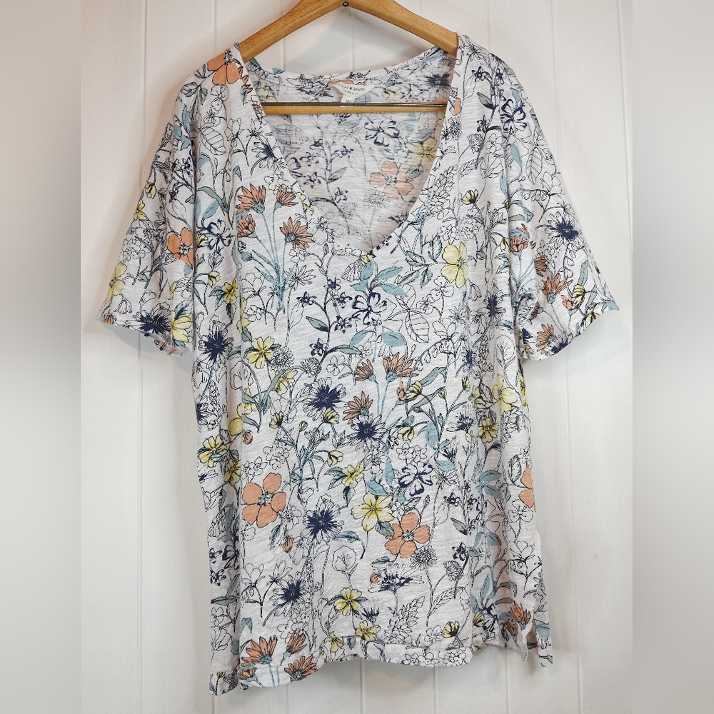 Lucky Brand Floral Print V-Neck Tee size Medium